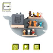 Frontansicht eines grauen, wal-/tierförmigen Boarti Wandregals für eine Musikbox mit drei Holzablagen, bestückt mit kleinen Figuren; links steht eine graue Musikbox auf der oberen Ablage.