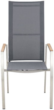 Moderne tuinstoel met grijze textielbekleding en houten armleuningen, vooraanzicht