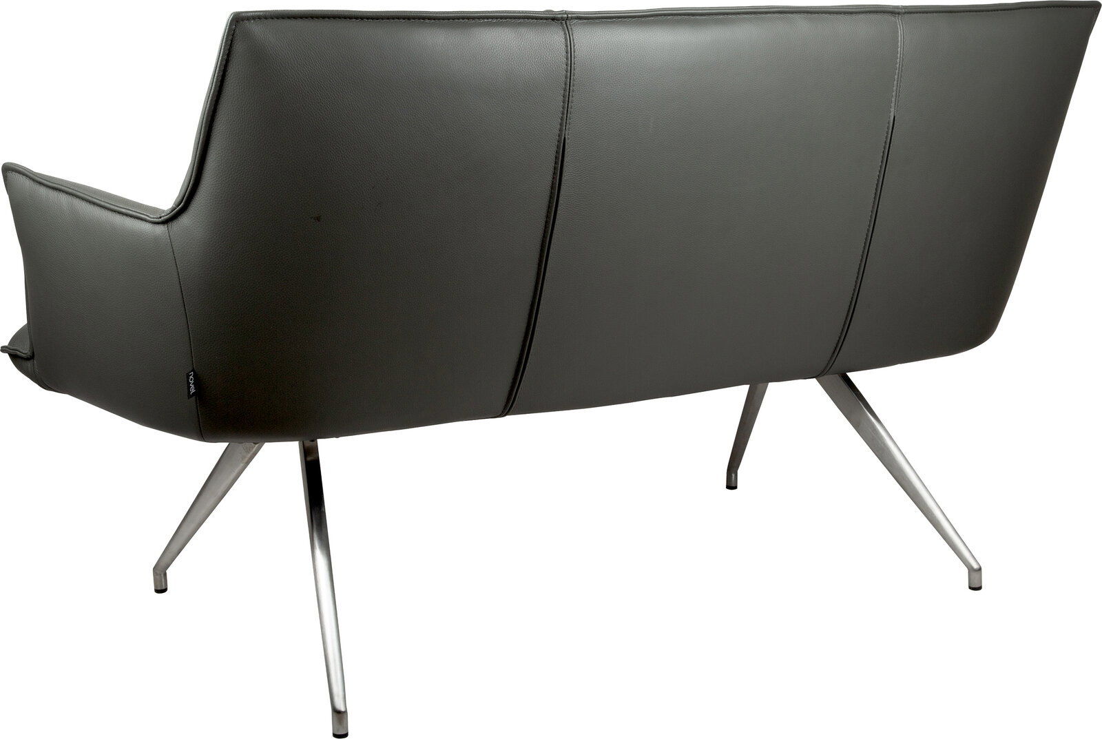 Rückansicht eines modernen schwarzen 2-Sitzer-Sofas mit Kunstlederbezug, sichtbaren Nähten und schrägen Metallbeinen vor weißem Hintergrund