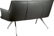 Rückansicht eines modernen schwarzen 2-Sitzer-Sofas mit Kunstlederbezug, sichtbaren Nähten und schrägen Metallbeinen vor weißem Hintergrund