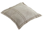 Beige kussensloop van 50 x 50 cm met een subtiel streepjespatroon, schuin van bovenaf gefotografeerd.