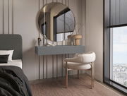 Moderne Wandkonsole in einem stilvollen Schlafzimmer, seitliche Perspektive mit rundem Spiegel und eleganter Dekoration.