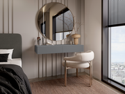 Moderne Wandkonsole in einem stilvollen Schlafzimmer, seitliche Perspektive mit rundem Spiegel und eleganter Dekoration.