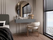 Moderne Wandkonsole in einem stilvollen Schlafzimmer, seitliche Perspektive mit rundem Spiegel und eleganter Dekoration.