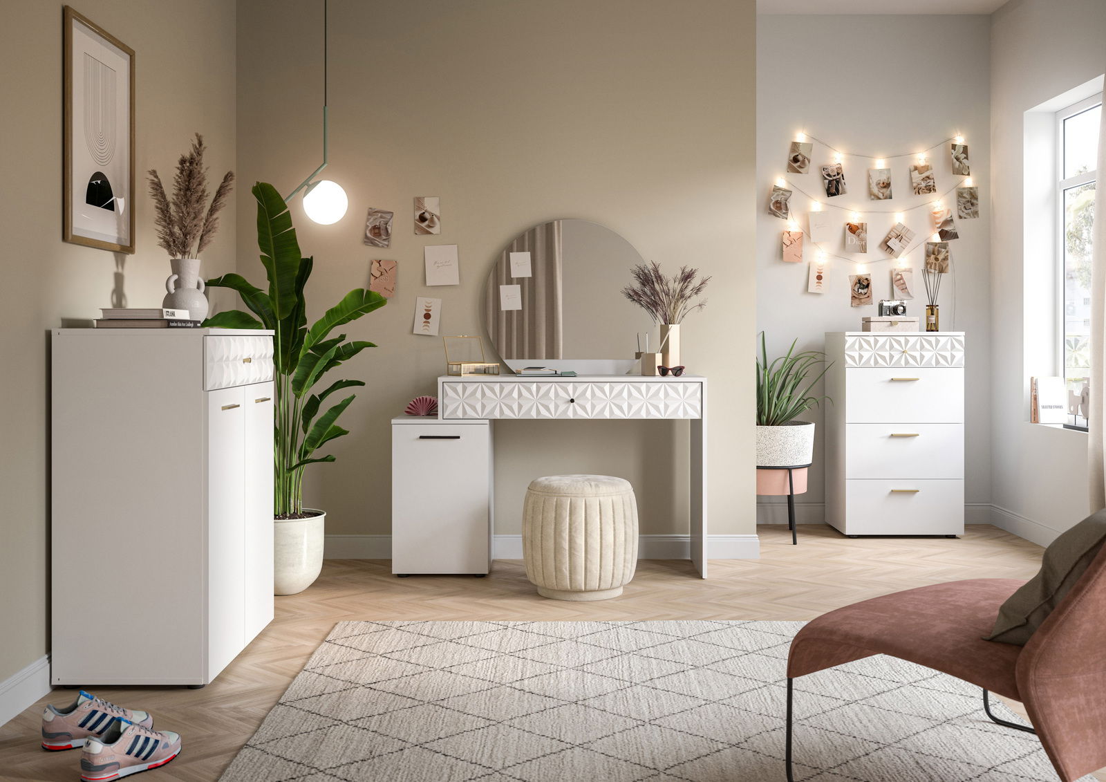 Moderner Schminktisch mit geometrischem Muster, umgeben von Pflanzen und Dekorationen, aus der Perspektive eines gemütlichen Zimmers.