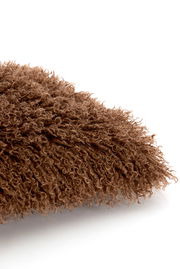 Nahaufnahme eines braunen, flauschigen Kissens mit lockiger Textur, seitliche Perspektive
