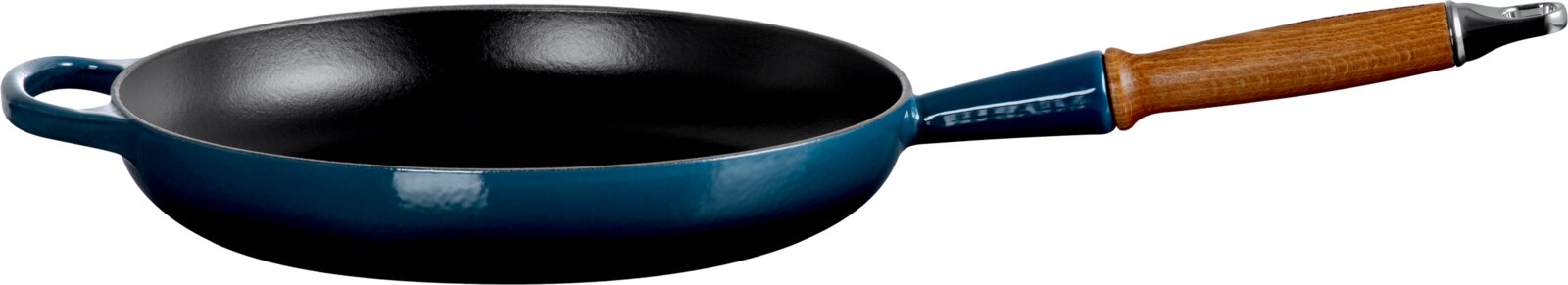 Blau geëmailleerde gietijzeren wok-/koekenpan met zwarte binnenkant, houten steel en extra handgreep, zijaanzicht op witte achtergrond