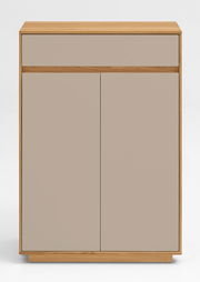 Moderner Schuhschrank aus Holz mit zwei Türen und einer Schublade, Frontalansicht