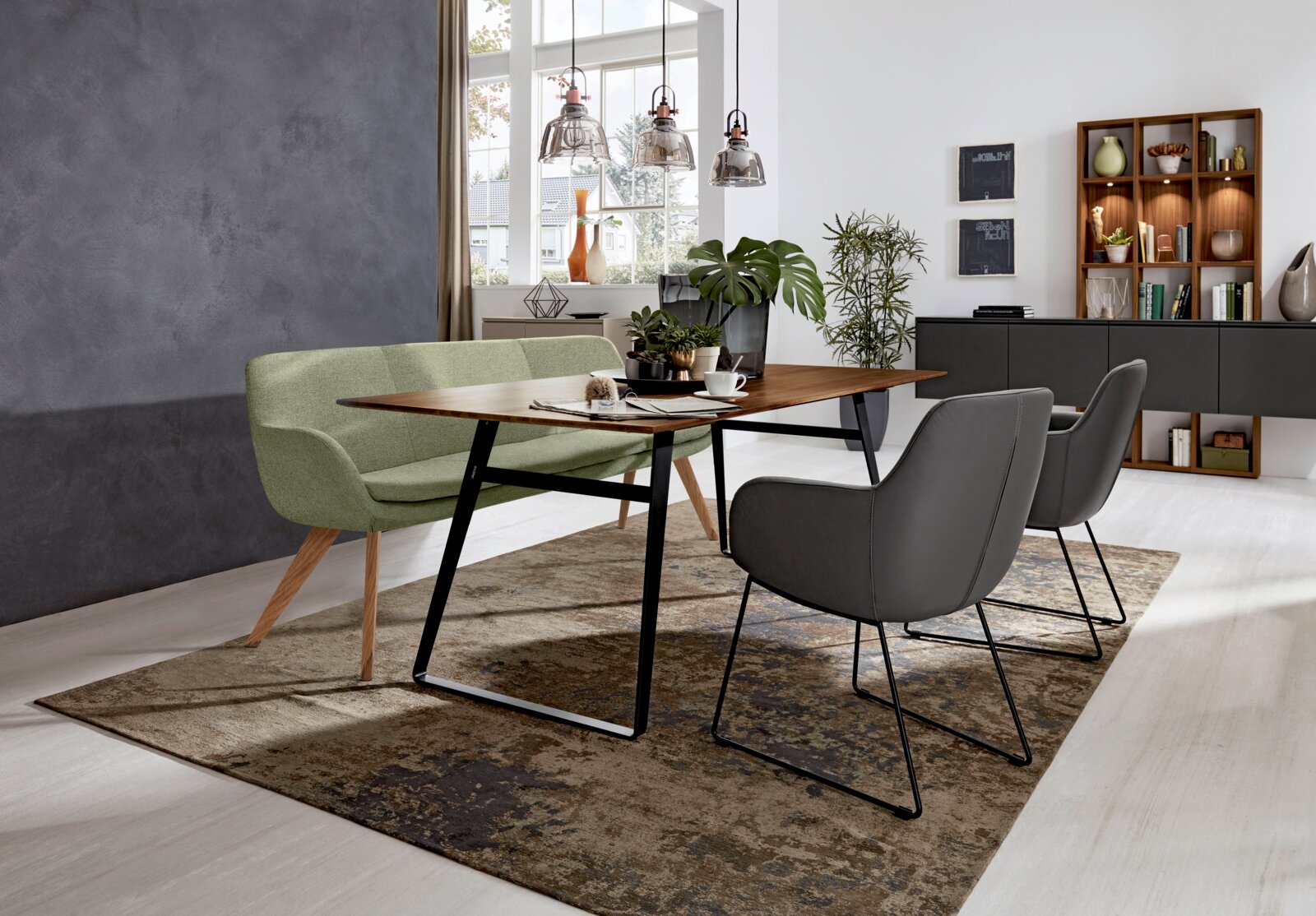 Moderne Polsterbank in einem Esszimmer, seitliche Perspektive, mit einem Holztisch und grauen Stühlen.