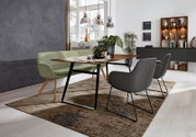 Moderne Polsterbank in einem Esszimmer, seitliche Perspektive, mit einem Holztisch und grauen Stühlen.