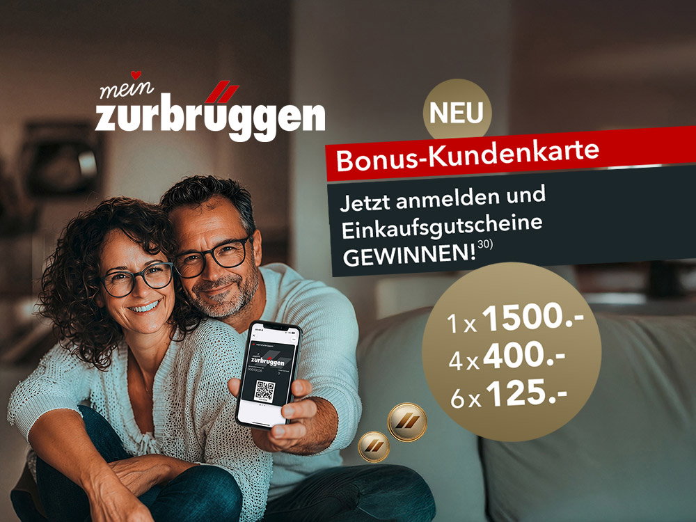Paar auf Sofa zeigt Smartphone mit Bonuskarte, Werbung für neue Kundenkarte und Gewinnspiel