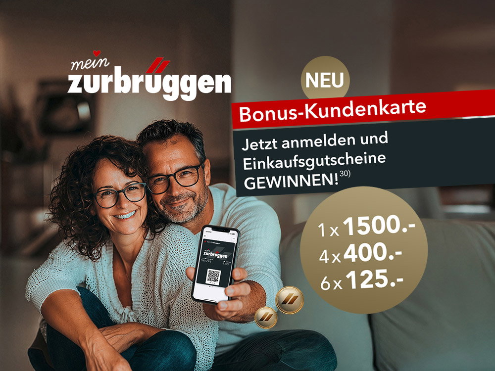 Paar auf Sofa zeigt die neue Zurbrüggen Bonus-Kundenkarte-App und wirbt für Gutschein-Gewinnspiel.