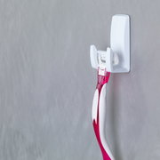 Rasierhalterung an der Wand mit tesa Powerstrips Waterproof, seitliche Perspektive