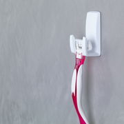 Rasierhalterung an der Wand mit tesa Powerstrips Waterproof, seitliche Perspektive