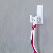 Scheerhouder aan de muur met tesa Powerstrips Waterproof, zijaanzicht