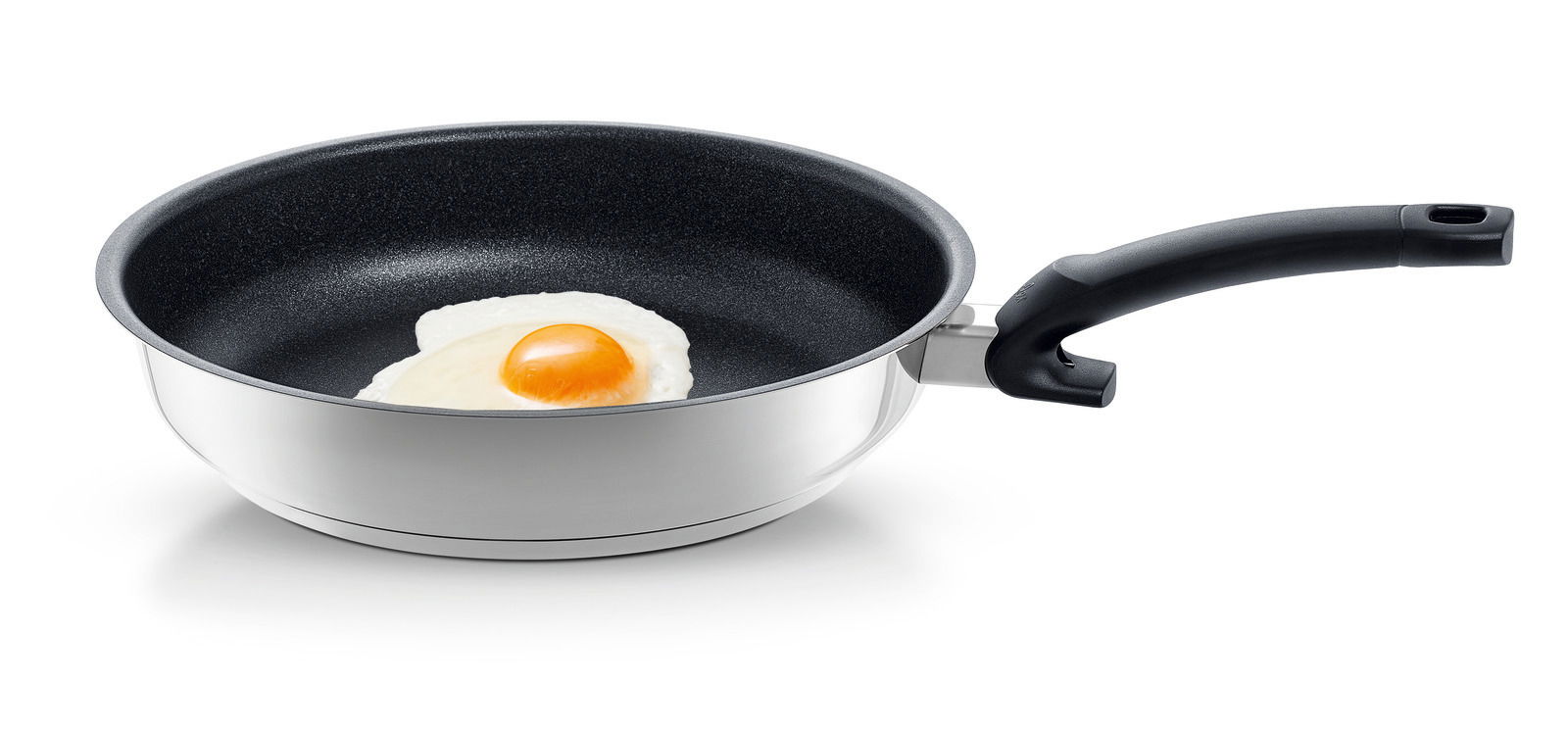 Fissler premium Pfanne 24 cm Pfanne mit Antihaftbeschichtung und gebratenem Ei, seitliche Perspektive
