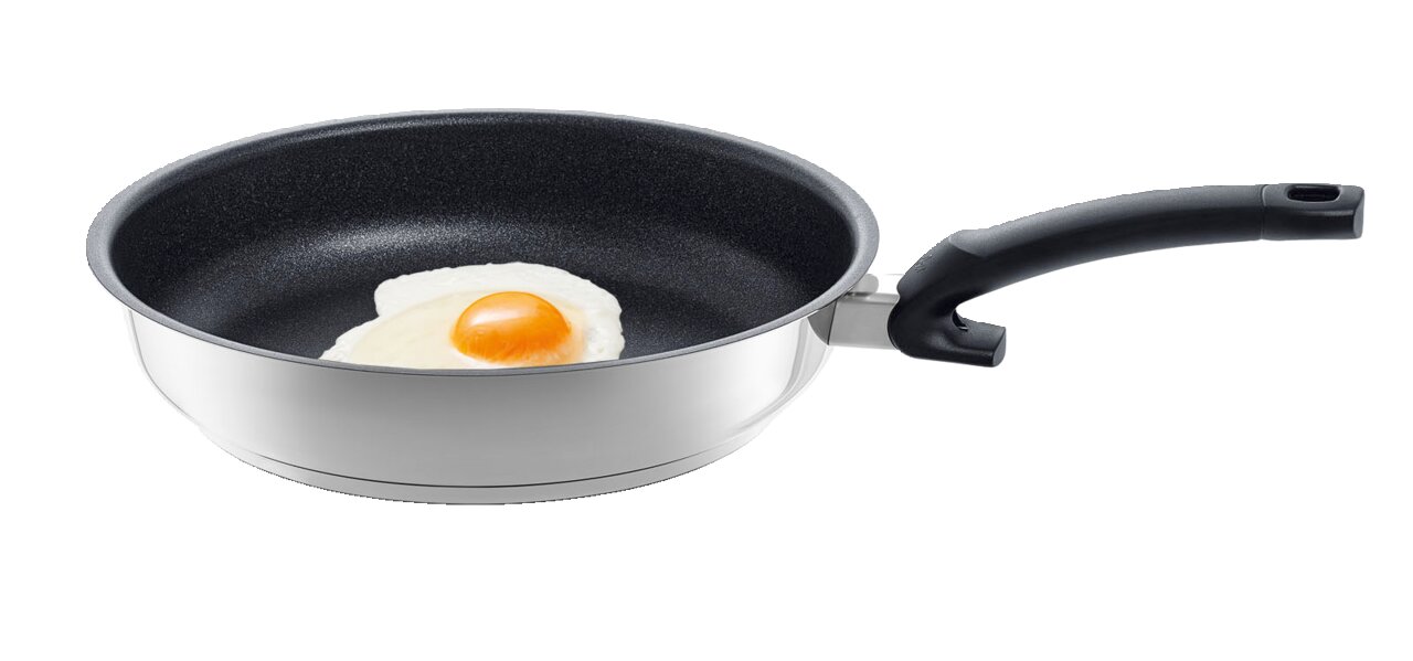 Fissler premium Pfanne 24 cm Pfanne mit Antihaftbeschichtung und gebratenem Ei, seitliche Perspektive