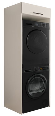 Beige wasmachinekast met zwarte wasmachine en droger in stapelopstelling, schuin van linksvoor gefotografeerd.