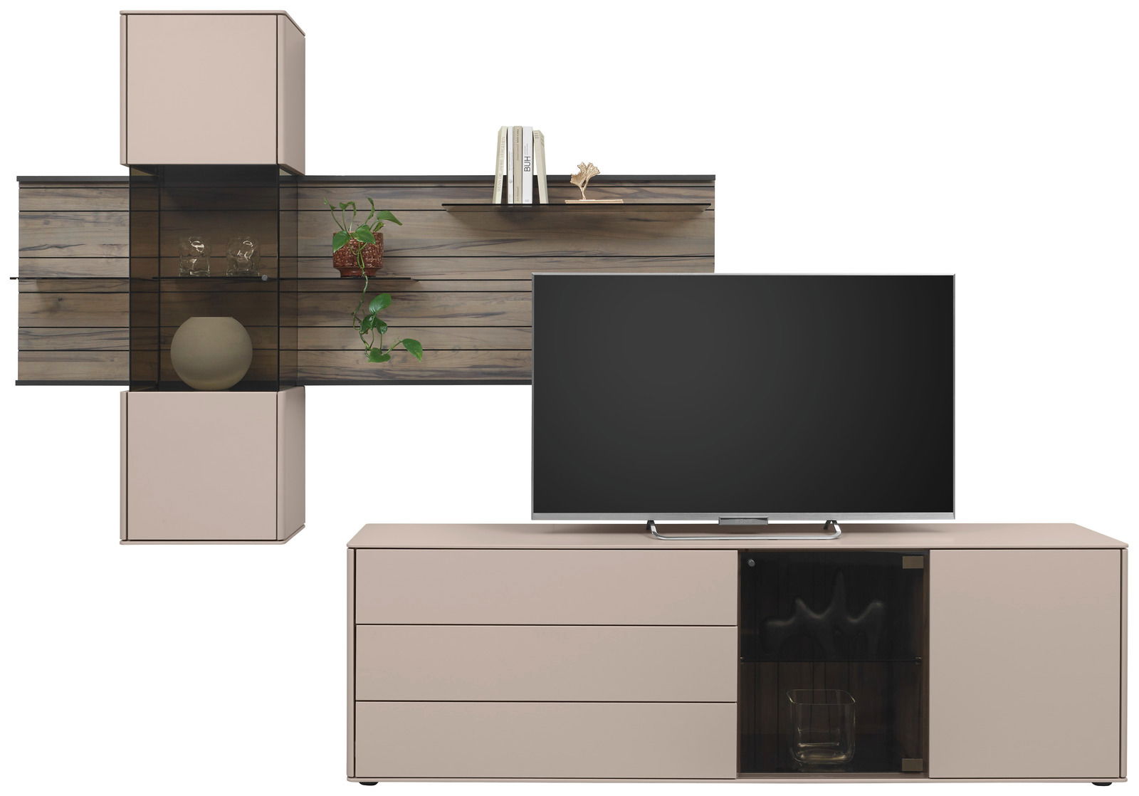 Moderne Wandkombination mit TV-Schrank in neutralen Farben, bestehend aus einem hängenden Regal mit Dekorationen und einem Unterschrank mit Fernseher, aus frontaler Perspektive.