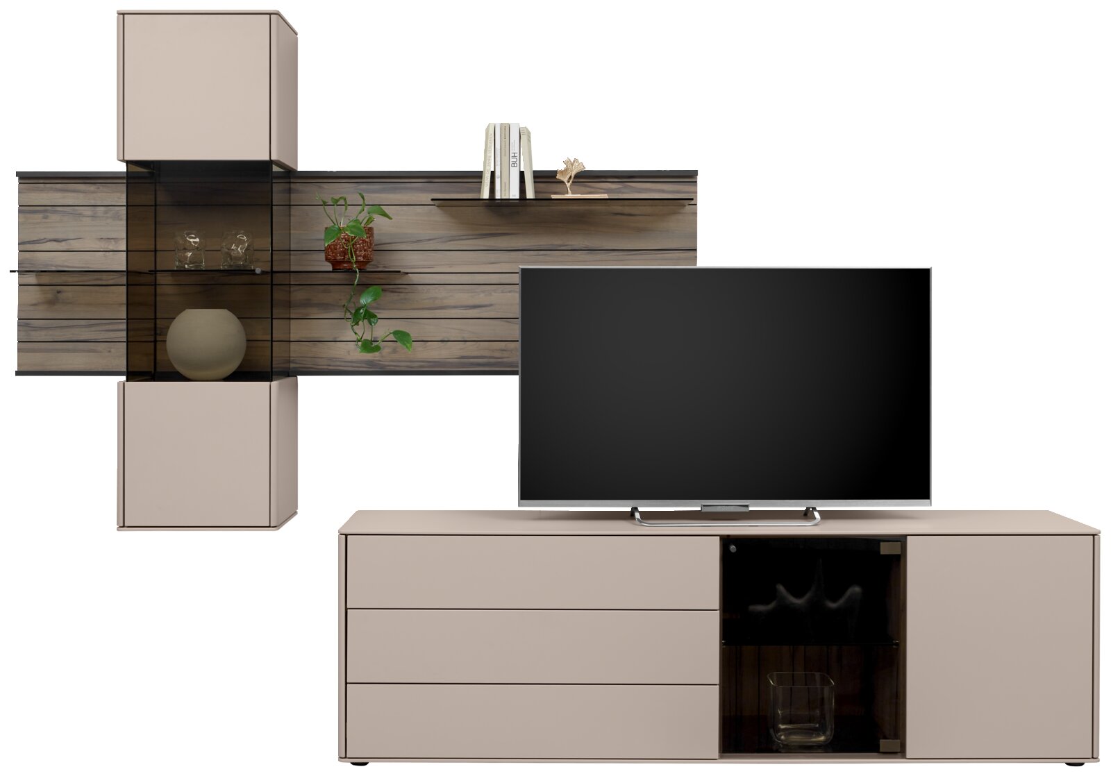 Moderne Wandkombination mit TV-Schrank in neutralen Farben, bestehend aus einem hängenden Regal mit Dekorationen und einem Unterschrank mit Fernseher, aus frontaler Perspektive.
