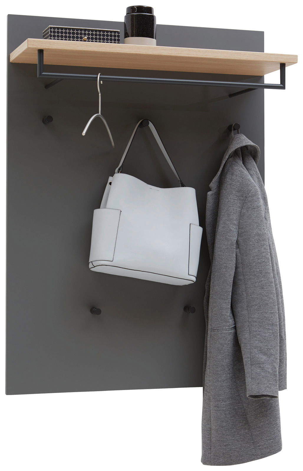Garderobenpaneel mit grauer Rückwand, Holzablage, Kleiderstange und Haken, frontal fotografiert. Auf der Ablage stehen Dekorationsgegenstände, darunter hängt ein Kleiderbügel, eine Tasche und ein Mantel.
