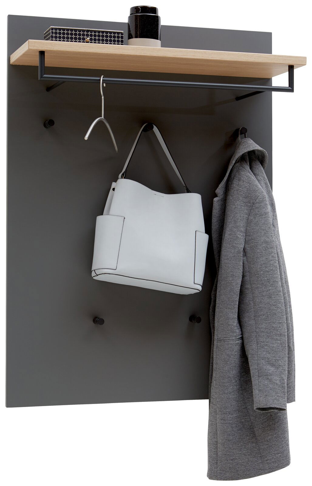 Dieter Knoll Garderobenpaneel SORRENT Garderobenpaneel mit grauer Rückwand, Holzablage, Kleiderstange und Haken, frontal fotografiert. Auf der Ablage stehen Dekorationsgegenstände, darunter hängt ein Kleiderbügel, eine Tasche und ein Mantel.