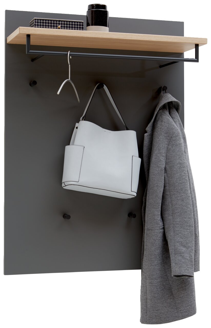 Dieter Knoll Garderobenpaneel SORRENT Garderobenpaneel mit grauer Rückwand, Holzablage, Kleiderstange und Haken, frontal fotografiert. Auf der Ablage stehen Dekorationsgegenstände, darunter hängt ein Kleiderbügel, eine Tasche und ein Mantel.