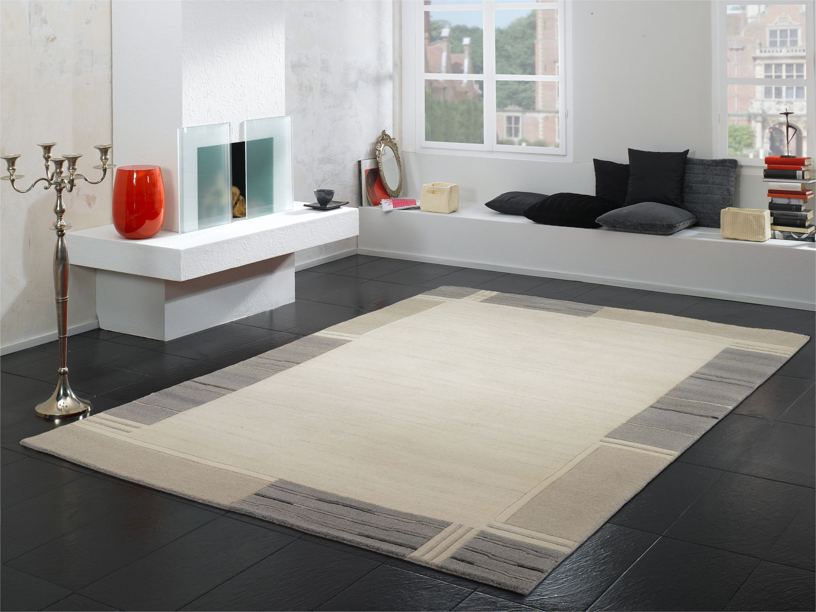 Moderner Wollteppich in einem stilvollen Wohnzimmer, perspektivisch von oben fotografiert.