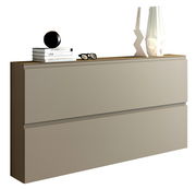 Moderner XL-Hängeschuhschrank in Beige mit zwei Klappen, dekoriert mit Büchern, einer schwarzen Kugel und weißen Vasen, seitliche Perspektive.