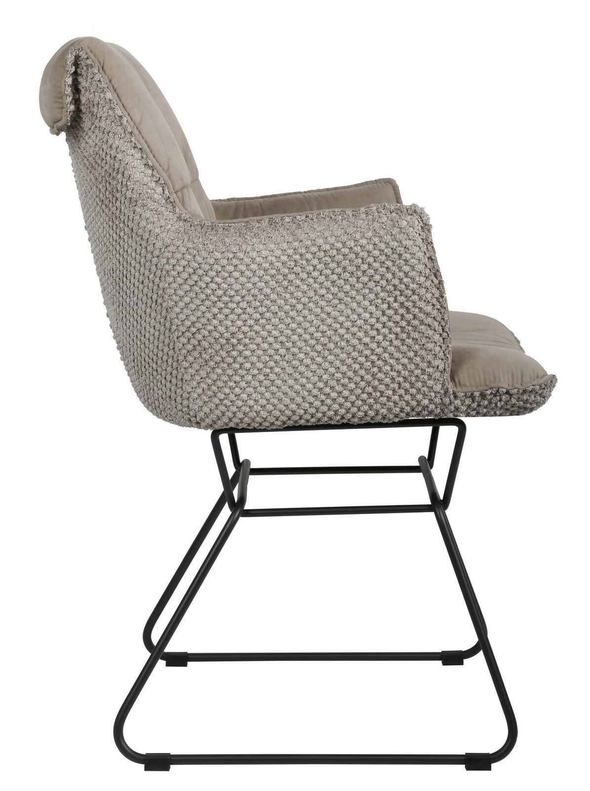 Seitenansicht eines Armlehnstuhls mit gepolstertem Sitz und Rückenlehne, sowie einem schwarzen Metallgestell.