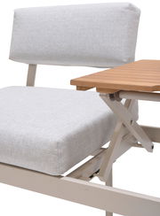Detailansicht einer Lounge-Kombination mit hellgrauem Polster und Holztisch aus seitlicher Perspektive.