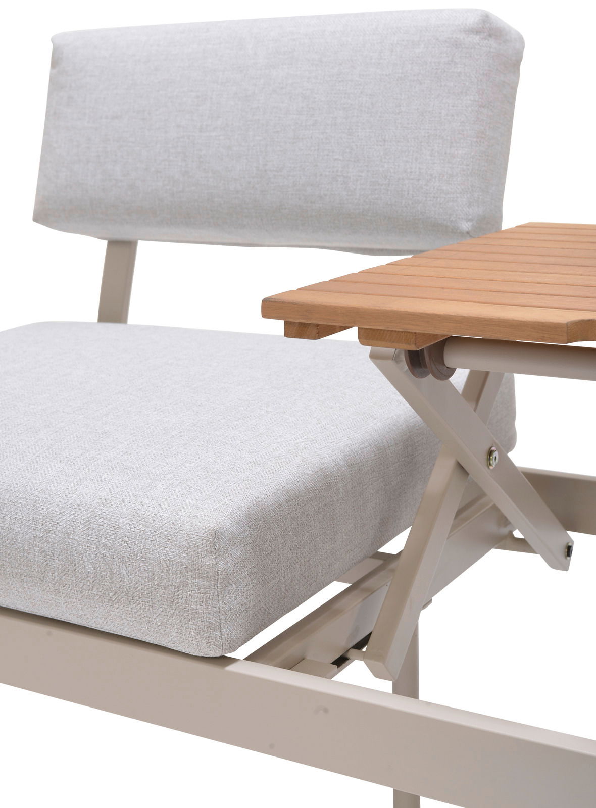 Detailansicht einer Lounge-Kombination mit hellgrauem Polster und Holztisch aus seitlicher Perspektive.