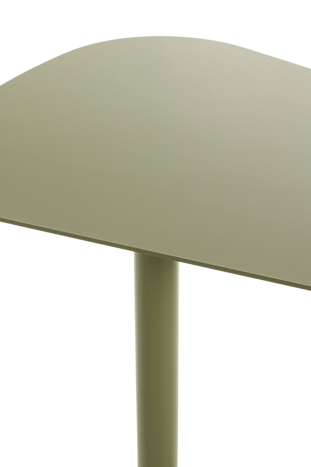 Nahaufnahme eines grünen Beistelltisches mit runder Tischplatte und einem Bein, aus seitlicher Perspektive.