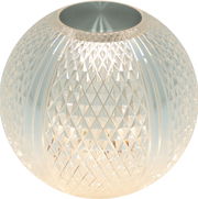 Kugelförmige Tischleuchte AIDA mit facettiertem Glasdesign, Ansicht von schräg oben