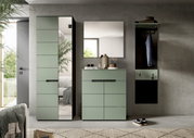 Modernes Flurmöbel-Set in Salbeigrün mit schwarzem Griff: hoher Schrank mit Spiegeltür, Kommode mit Schubladen und Wandspiegel sowie Garderobenpaneel mit Haken; frontale Perspektive.