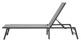 Seitliche Ansicht einer modernen Gartenliege mit verstellbarer Rückenlehne und stabilem Metallrahmen.