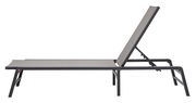 Seitliche Ansicht einer modernen Gartenliege mit verstellbarer Rückenlehne und stabilem Metallrahmen.