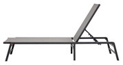 Zijaanzicht van een moderne tuinstoel met verstelbare rugleuning en stevig metalen frame.