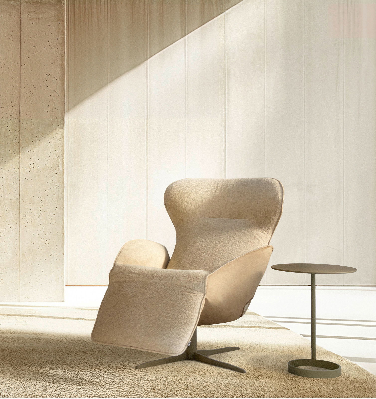 Beiger Relaxsessel in einem modernen Raum, seitliche Perspektive, mit einem kleinen runden Beistelltisch.