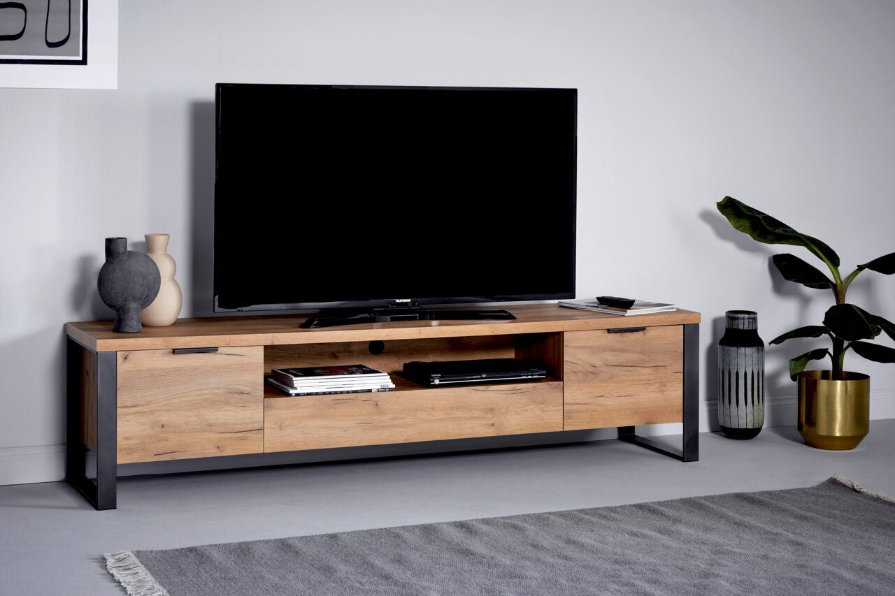 TV-Lowboard aus Holz mit Metallrahmen, dekoriert mit Vasen und Pflanzen, seitliche Perspektive
