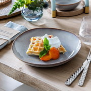 Obstschale Lave 600ml beige mit Waffel und Früchten, seitliche Perspektive