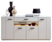 Modernes Sideboard in Weiß mit schwarzen Griffen, dekoriert mit Vasen, einer Skulptur und einer Lampe, frontal betrachtet.