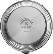 Ansicht von unten eines Flötenkessels mit TransTherm-Boden und WMF-Logo, geeignet für verschiedene Herdarten.