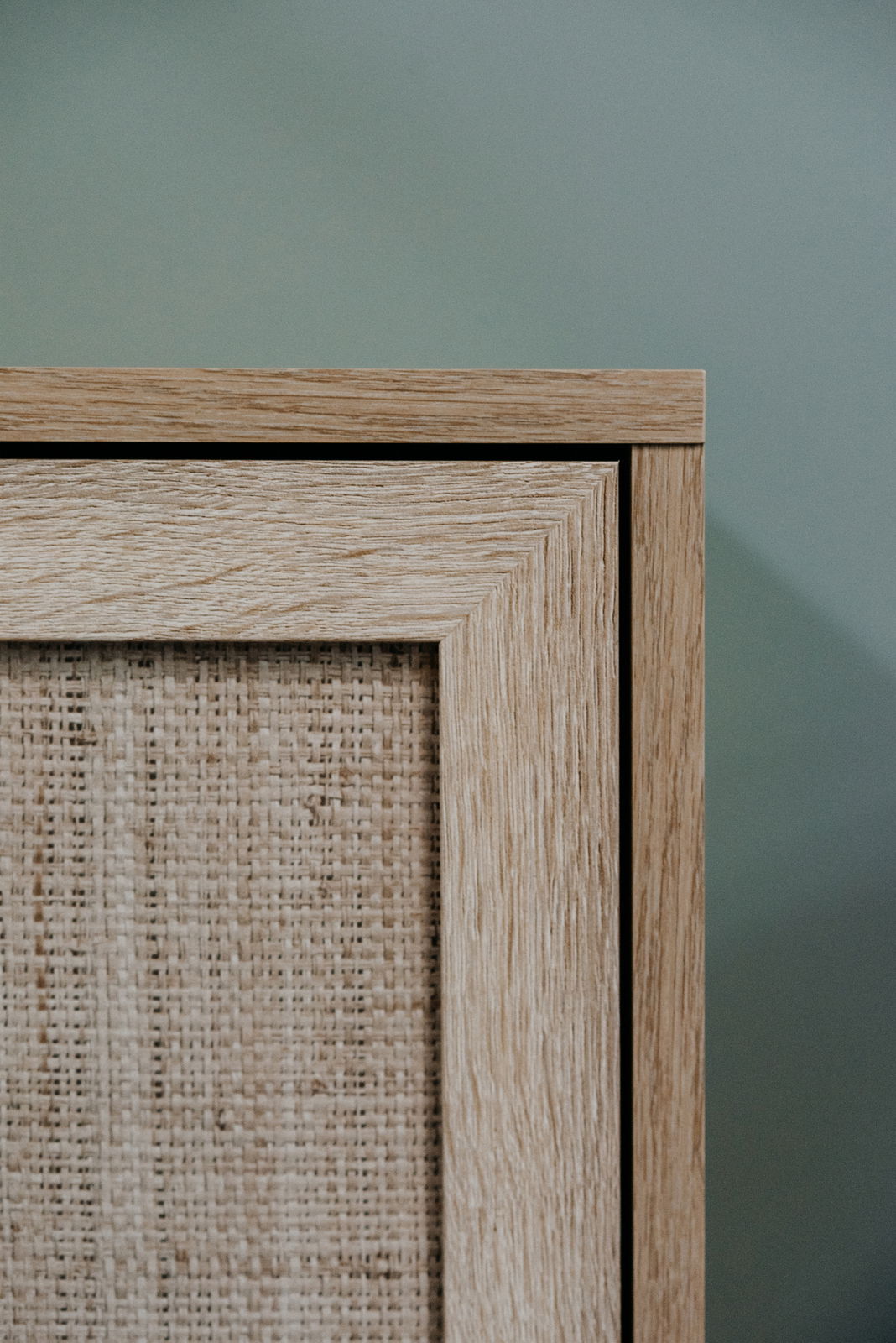 Nahaufnahme einer Holztür mit gewebtem Einsatz, seitliche Perspektive