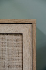 Nahaufnahme einer Holztür mit gewebtem Einsatz, seitliche Perspektive