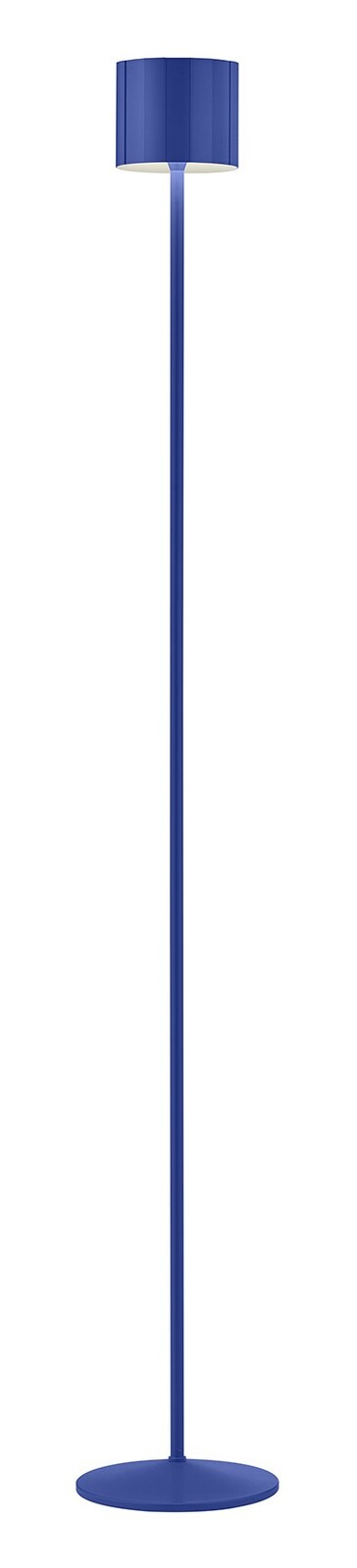 Blaue Akku-Stehleuchte in Frontalansicht mit rundem Lampenschirm und schlankem Standfuß.