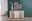 Frontale Ansicht eines modernen Sideboards mit Holz- und Weißelementen, dekoriert mit einer Vase und Bildern an der Wand.