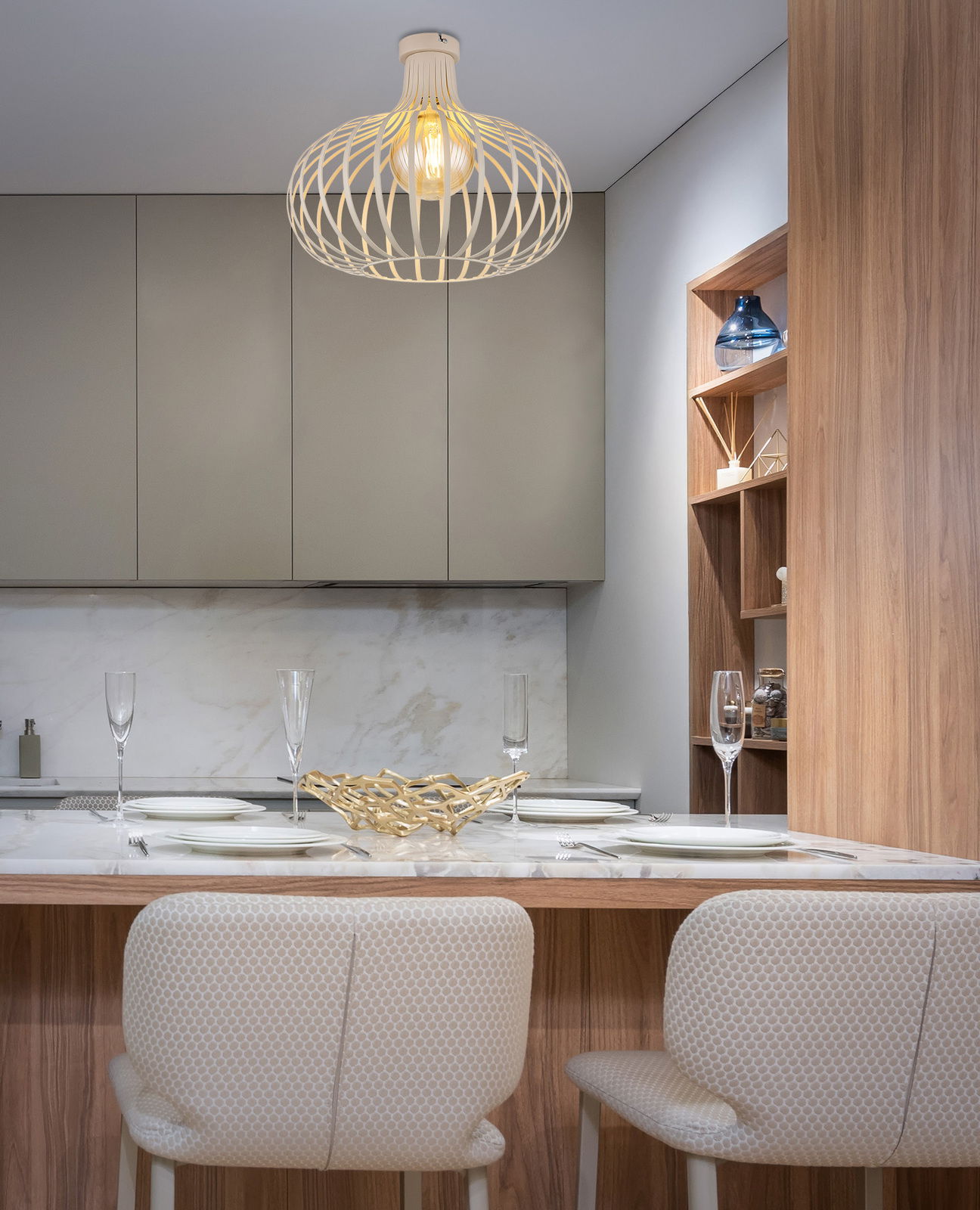 Moderne Deckenleuchte mit elegantem, offenem Design in einem stilvollen Esszimmer, aus der Perspektive von unten betrachtet.