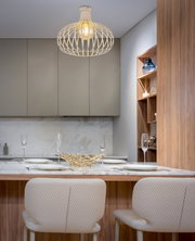 Moderne Deckenleuchte mit elegantem, offenem Design in einem stilvollen Esszimmer, aus der Perspektive von unten betrachtet.
