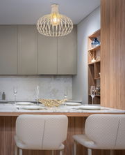 Moderne Deckenleuchte mit elegantem, offenem Design in einem stilvollen Esszimmer, aus der Perspektive von unten betrachtet.